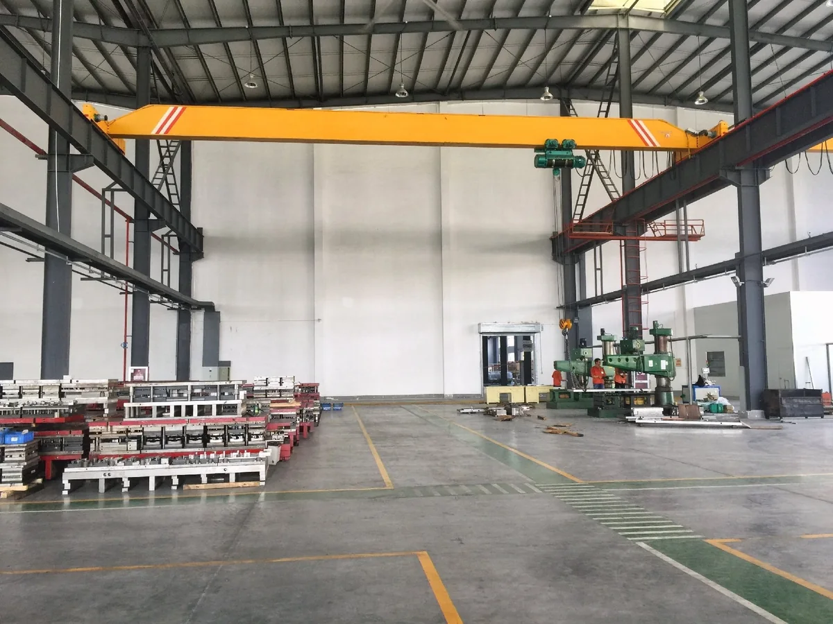 Kitanocrane manufacturing workshop with girders under assembly
